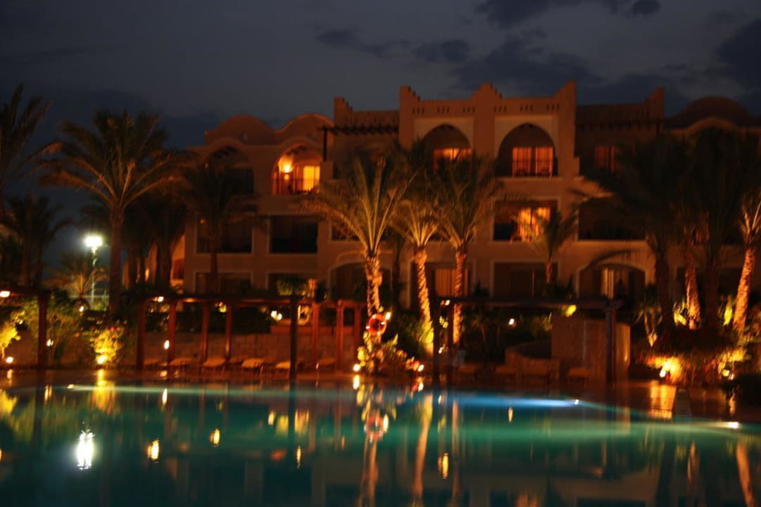 Pool bei Nacht Hotel JAZ Makadi Star & Spa