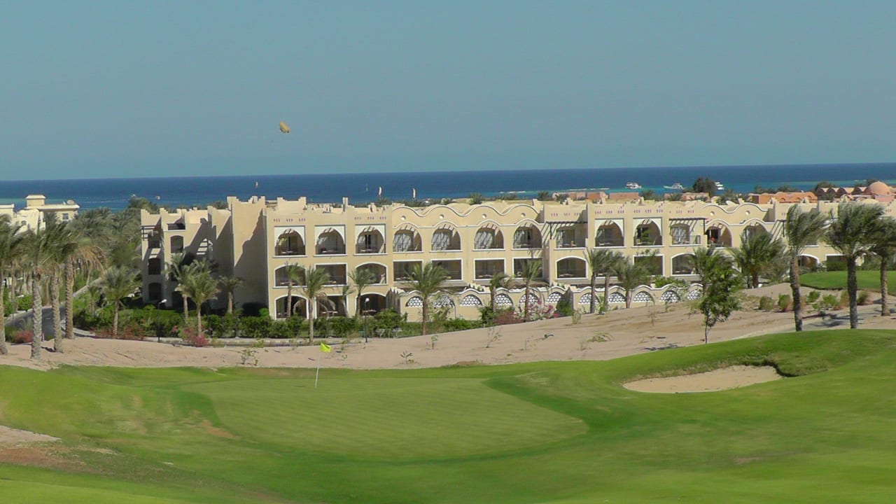 Außenansicht vom Golfplatz aus Hotel JAZ Makadi Star & Spa