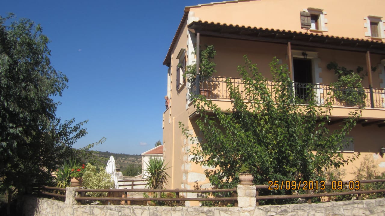 Aussen sehr gepflegt Helianthos Traditional Villas