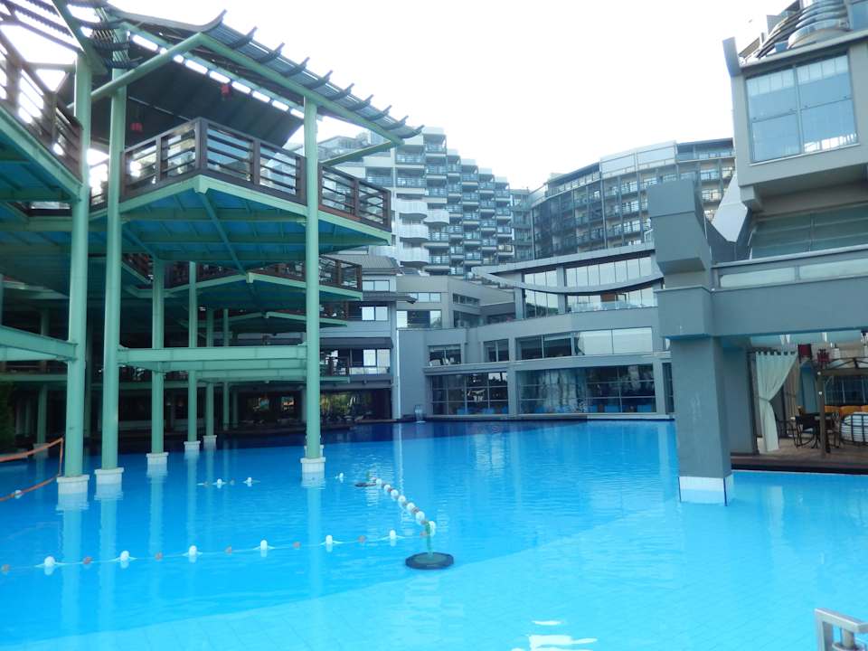 Restaurant mit darunterliegendem Pool. Limak Lara Deluxe Hotel & Resort