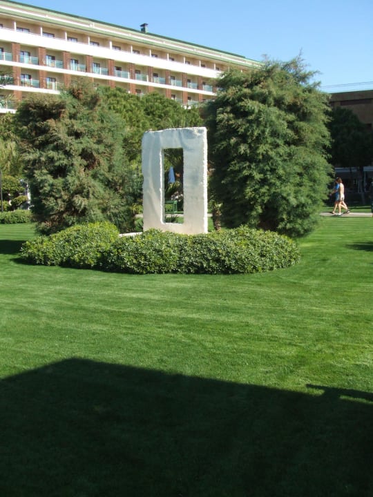 Hauptgebäude mit Skulptur Voyage Belek Golf & Spa