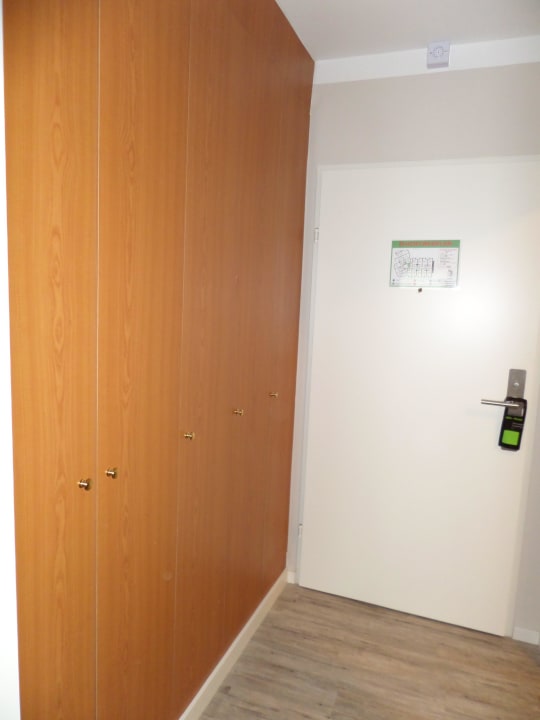 Vorzimmer mit großen Einbauschrank Frühstückshotel Waldbauer
