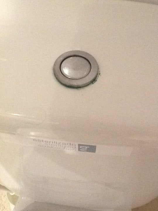 Die Reinigung des Zimmers Toilette BelleVue Club