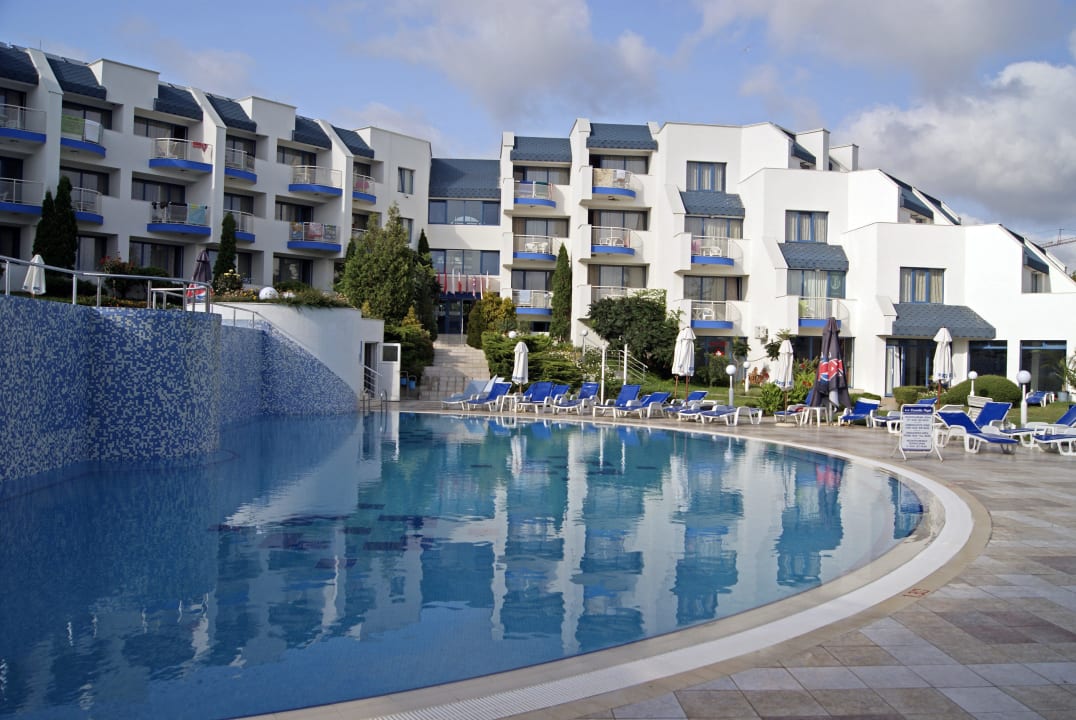 Unterer Pool mit Blick auf das Hotel Sineva Park