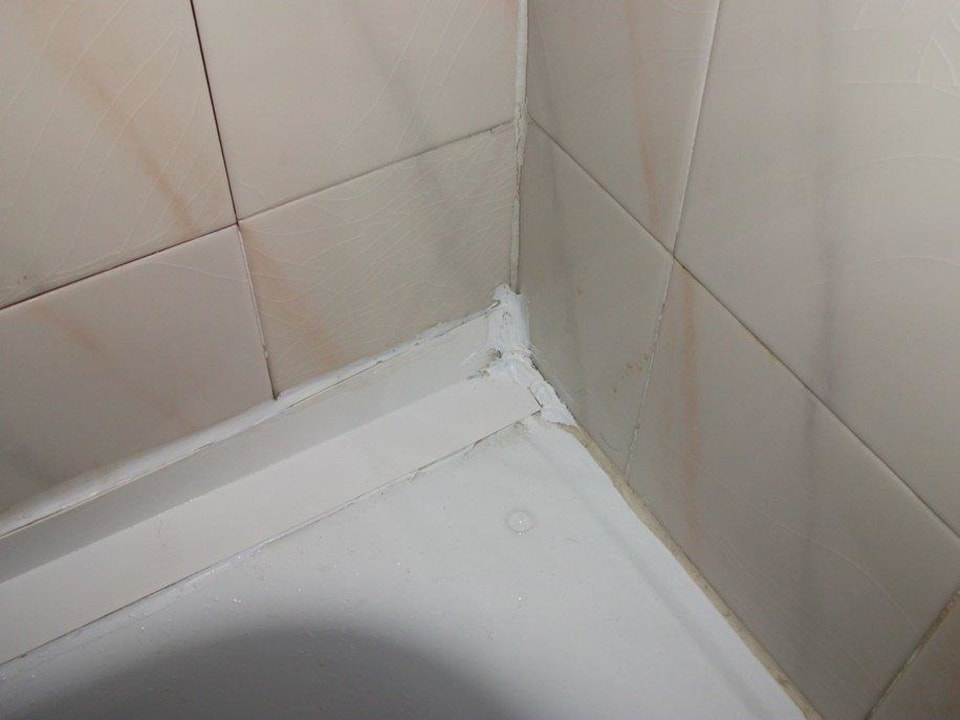 Dichtung der Badewanne Hotel Caroni