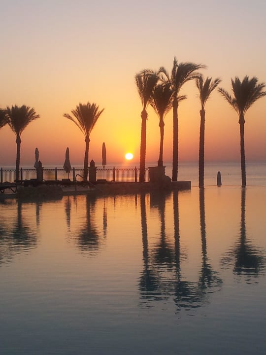 Sonnenaufgang am Überlaufpool Makadi Spa - Adults only