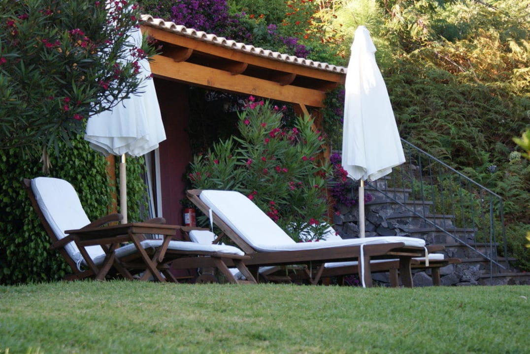 Liegen vor unserem Zimmer im Garten Hotel Atrio