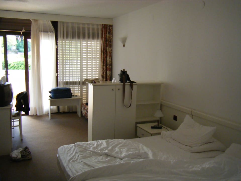 Schlaf- und Sitzbereich, dahinter Balkon Valamar Parentino Hotel