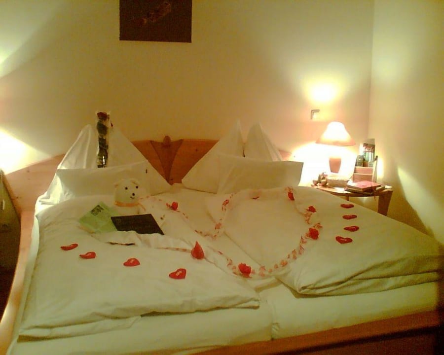 romantisch dekoriertes Bett Landhofmühle