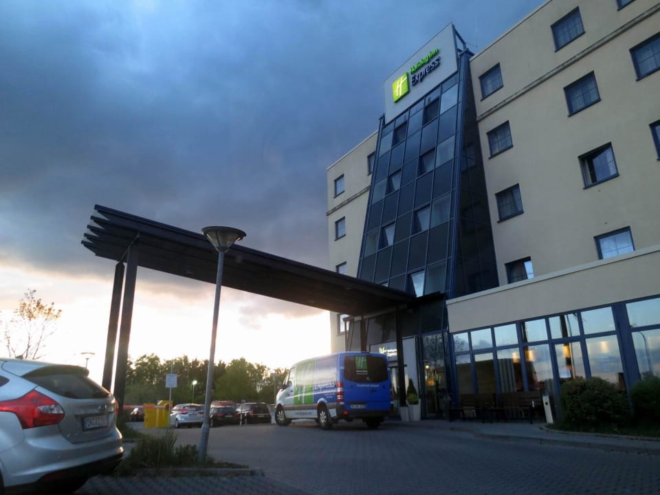 Eingang Holiday Inn Express Frankfurt - Airport