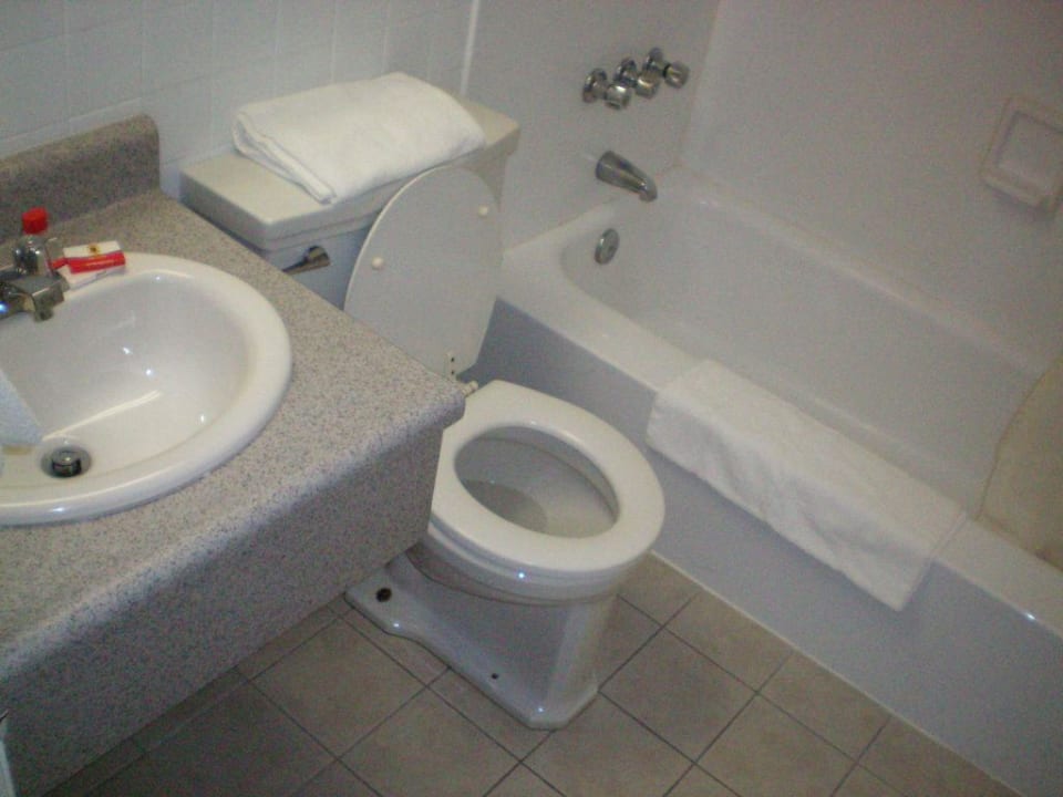 Badezimmer im Doppelzimmer Super 8 Motel Niagara Falls Rainbow Blvd.