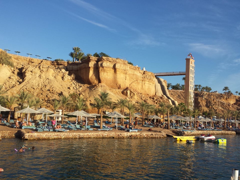 Der Strand mit dem Aufzug mit dem man zum Stand ru Albatros Sharm Resort