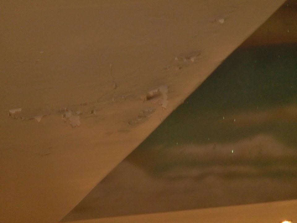 Hier fällt die Farbe von der Decke in den Pool Riviera Spa Resort - Adults Only