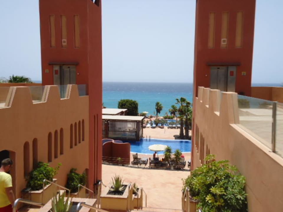 Einer von mehreren Pools Hotel H10 Tindaya