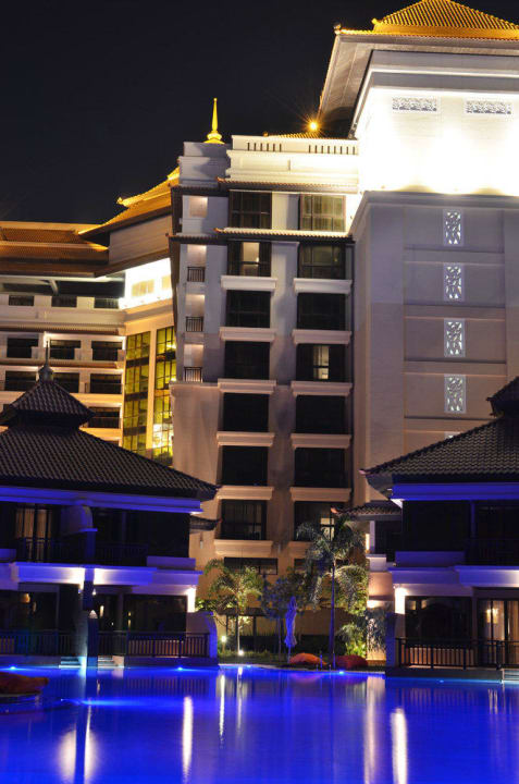 На территории отеля Anantara The Palm Dubai Resort