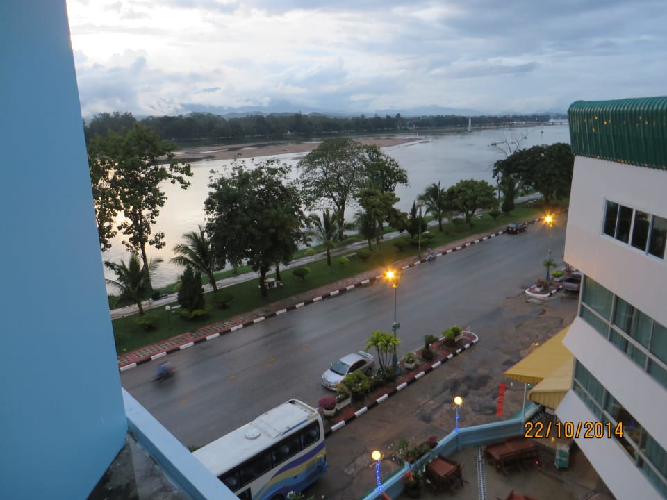 Vom Zimmer auf den Fluss  The Viang Tak Riverside Hotel