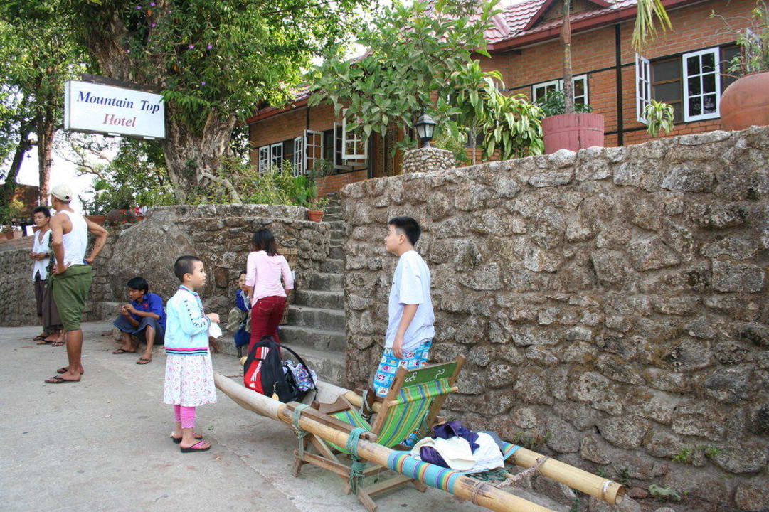 Vor dem Hoteleingang Mountain Top Hotel