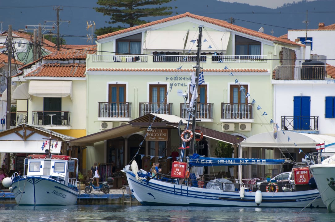 Ostfront des Hotels Hotel Polyxeni