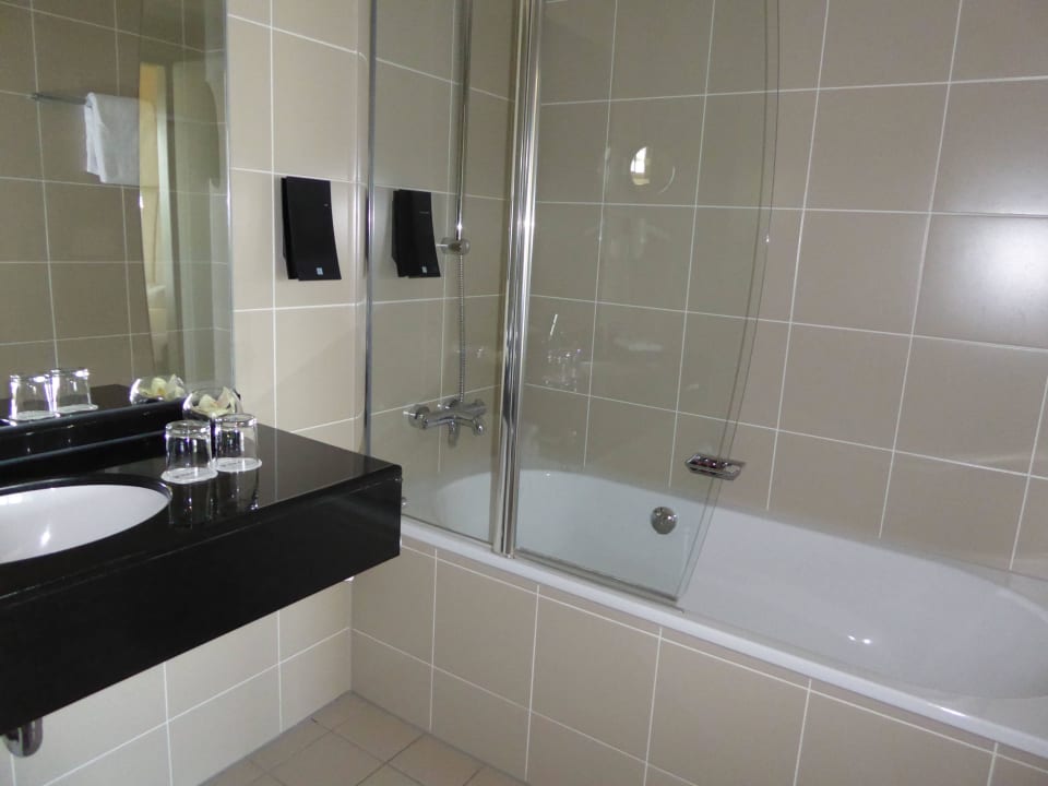 Bad mit Dusche und Wanne elaya hotel hamburg finkenwerder