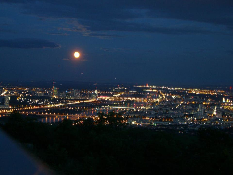Aussicht bei Nacht Hotel Kahlenberg