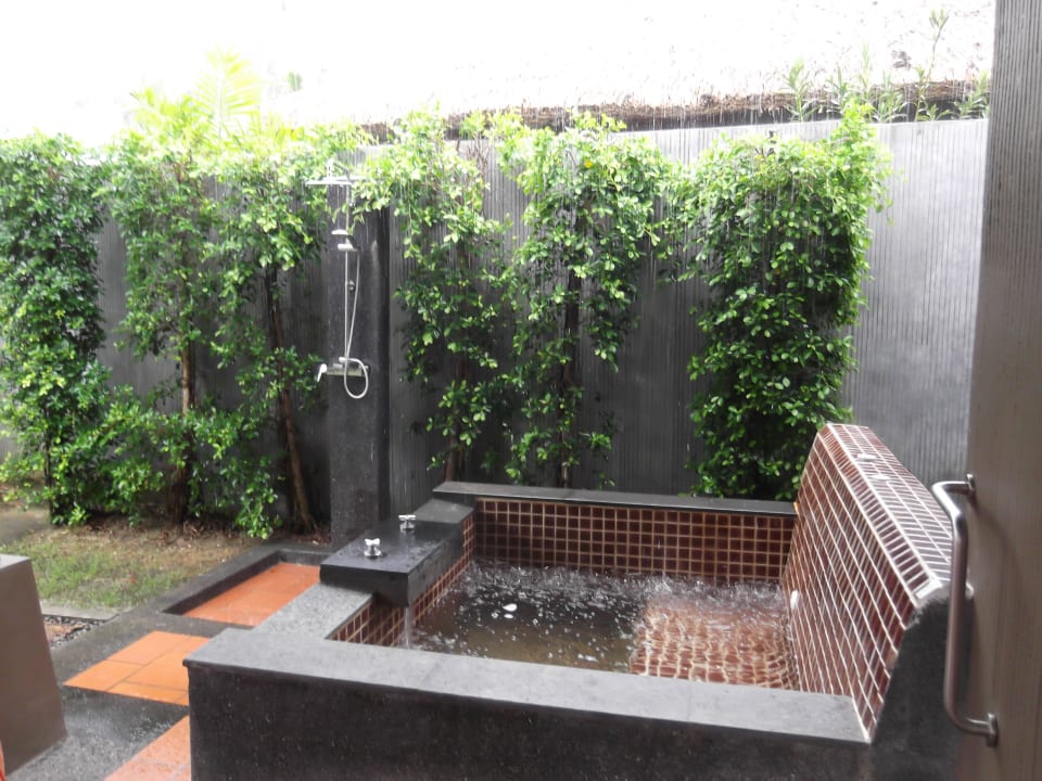 Jacuzzi und Außendusche ananea Beyond Khaolak