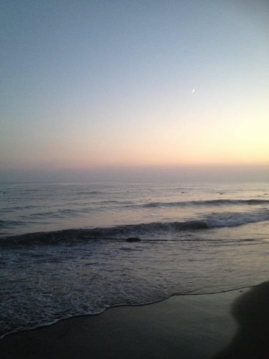 Sonnenuntergang das Meer sehr warm. Club Turtas Beach Hotel