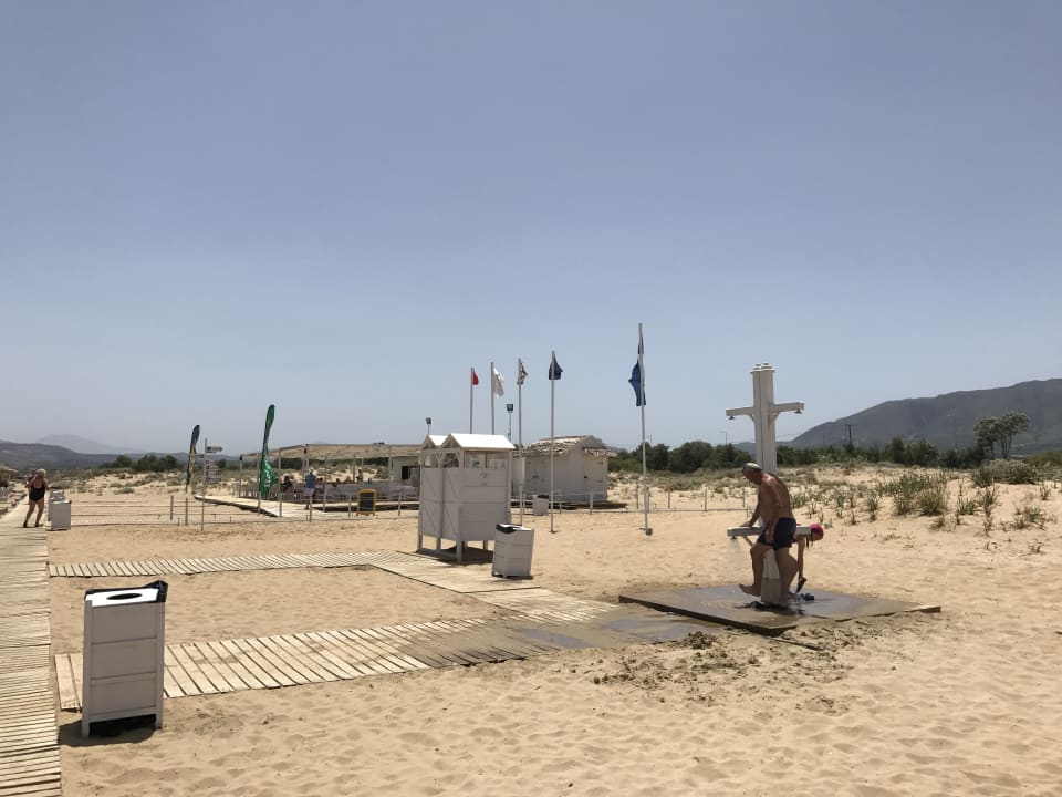 Duschen und Strandrestaurant mit Toiletten Anemos Luxury Grand Resort