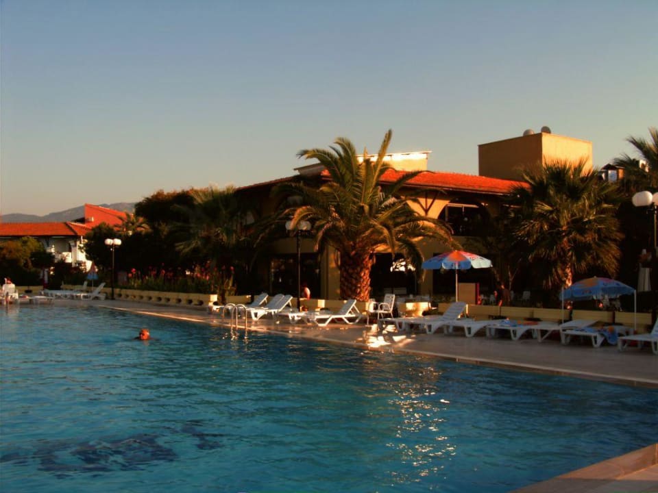 Blick auf den Pool mit Hotel im Hintergrund Palm Wings Kusadasi Beach Resort & Spa