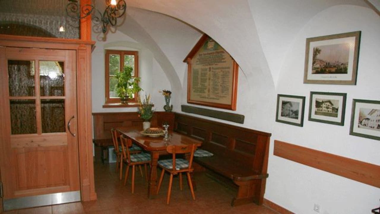 Der Stammtisch beim Hauseingang Hotel - Wirts'haus Zum Schweizer