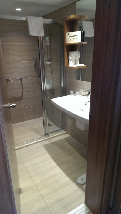 Sauberes + modernes Bad Grand Park Lara Hotel