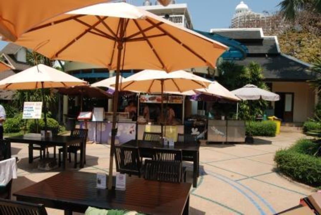 Bar przy basenie Long Beach Garden Hotel & Pavilions