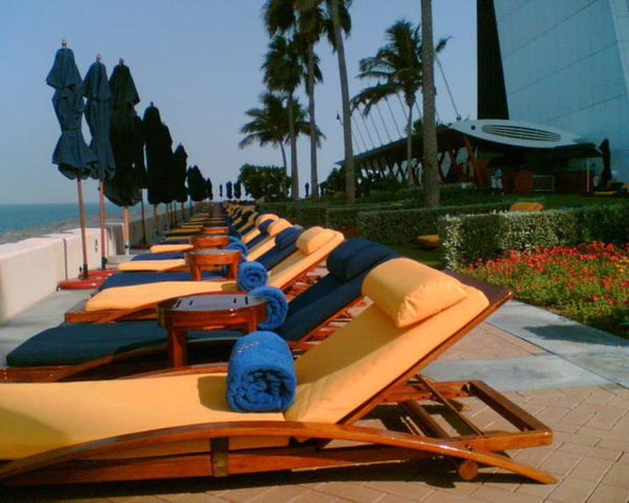 Sonnenliegen in der Nähe des Pools Burj Al Arab