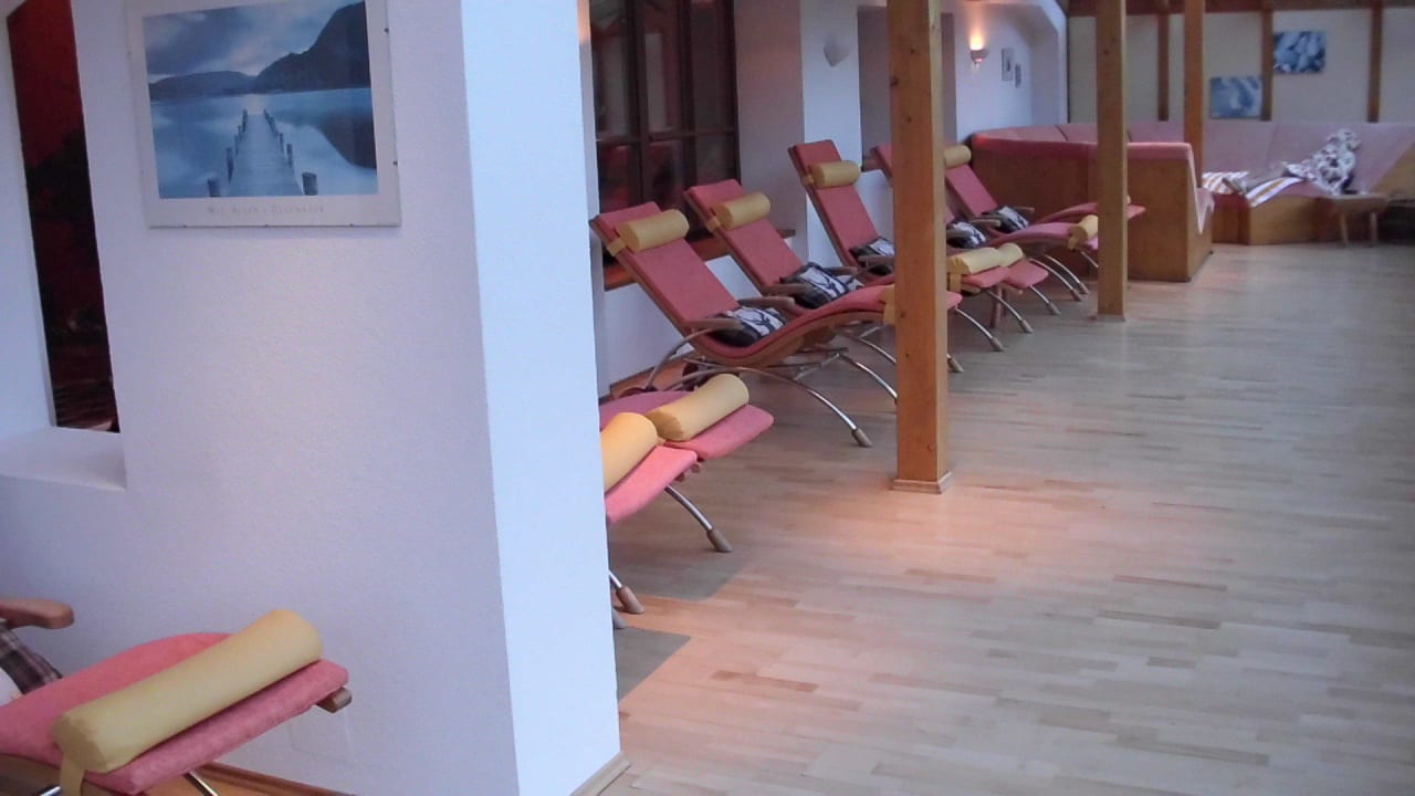 Die Balanceliegen im schönen Wintergarten Familienhotel Hinteregger