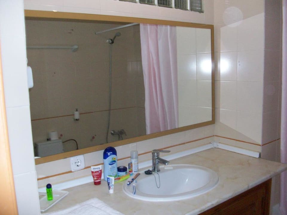 Waschbecken mit einem großen Spiegel Aparthotel Pabisa Orlando