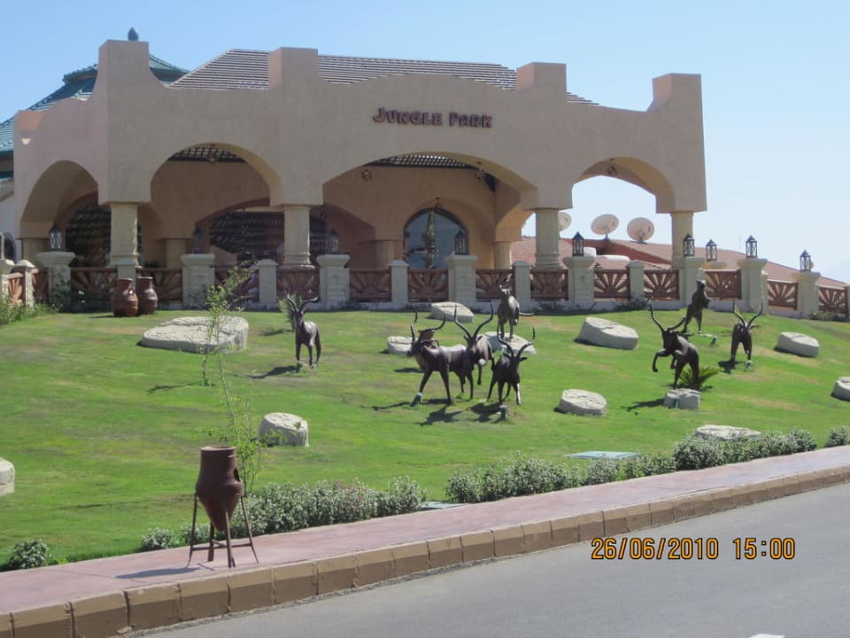 Ansicht auf Garten vor dem Eingang Pickalbatros Jungle Aqua Park Resort - Neverland Hurghada