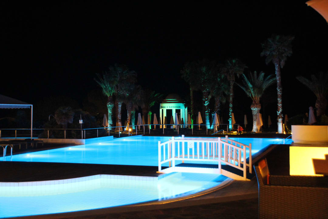 Pool und Terasse am Abend ROBINSON DAIDALOS