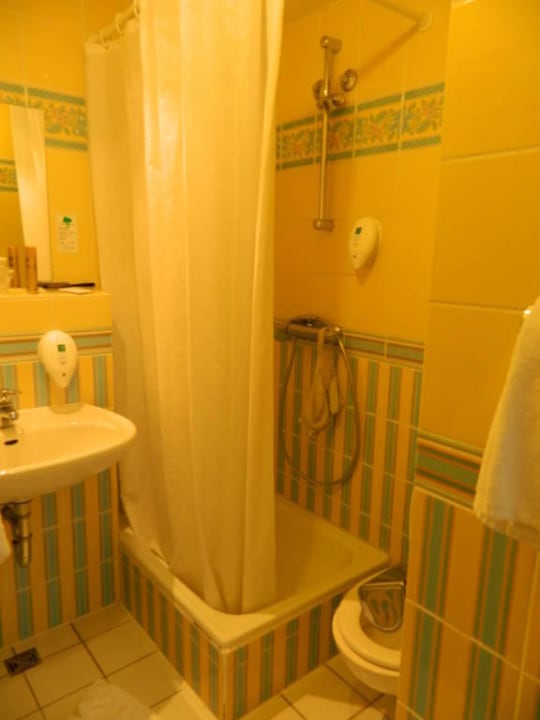 Kleine Dusche mit Plastikvorhang acom Hotel Berlin Kurfürstendamm