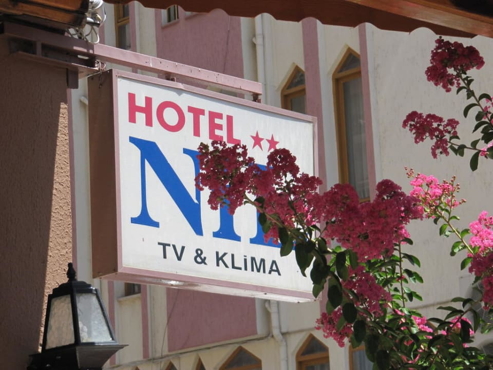 Blick auf das Hotelschild am Hoteleingang Hotel Nil