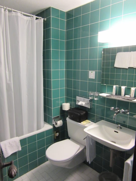 Bad - älter aber sehr sauber Hôtel de Gruyères