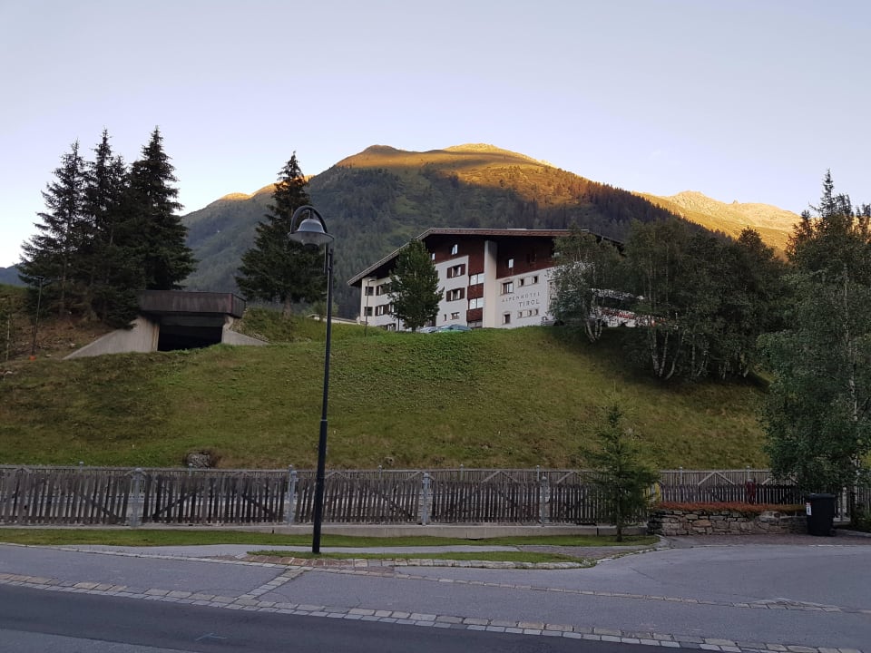 Blick auf das Hotel von der Strasse Alpenhotel Tirol
