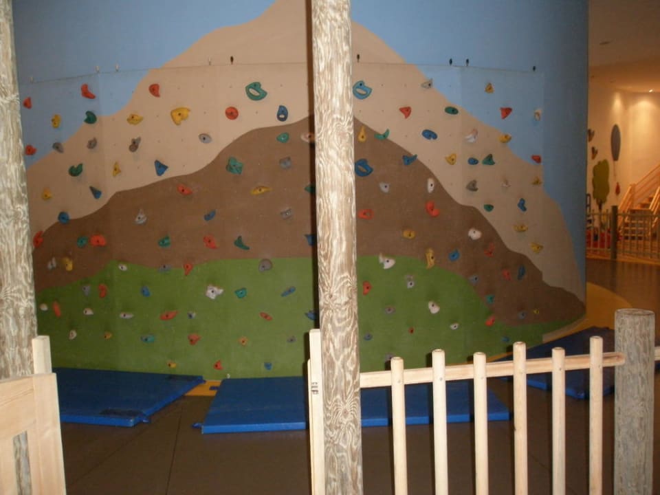 Kletterwand im Kids Wonderland Hotel Oleander