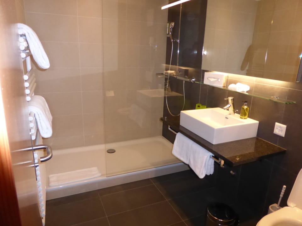 Badezimmer mit grosser Dusche Hotel Pilatus-Kulm