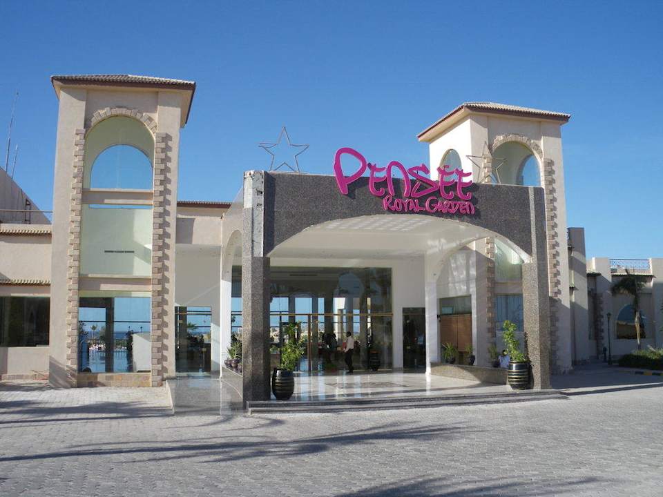 Eingang des Hotels Pensée Royal Garden Beach Resort