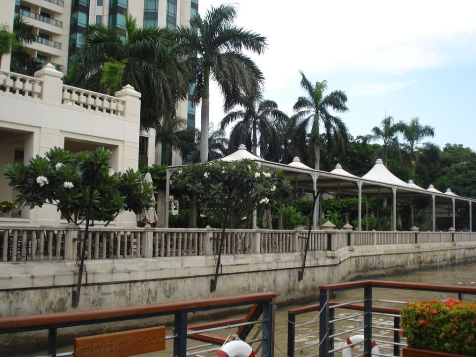 Terrasse direkt am Fluss Hotel The Peninsula Bangkok