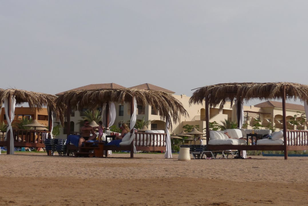 Widok z moża na plażę i boskie miejsca wypoczynku JAZ Aquamarine Resort
