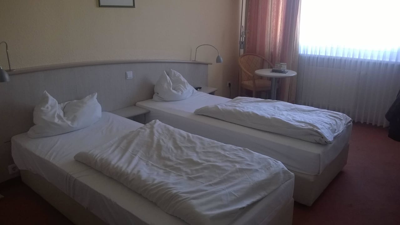 Betten sind schmal und schon in den Jahren Hotel Panorama Inn und Boardinghaus