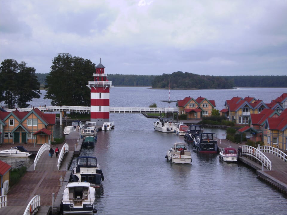 Blick vom Balkon auf den Gäste-Hafen und den Leuch Precise Resort Hafendorf Rheinsberg