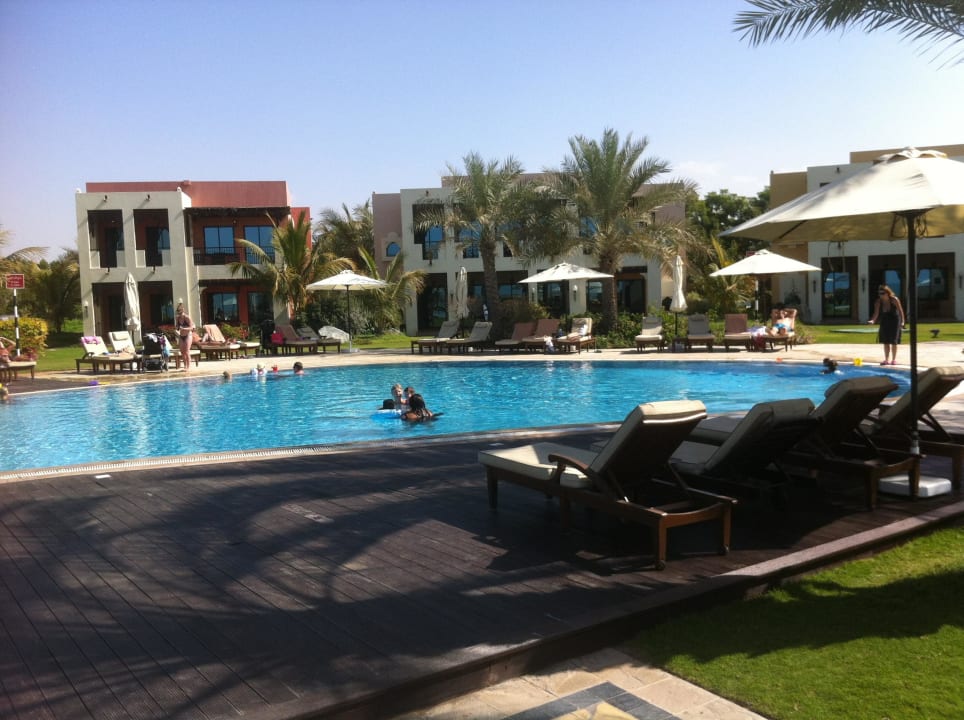 Poolanlage bei der Strandbar bei den Villen Rixos Al Mairid Ras Al Khaimah