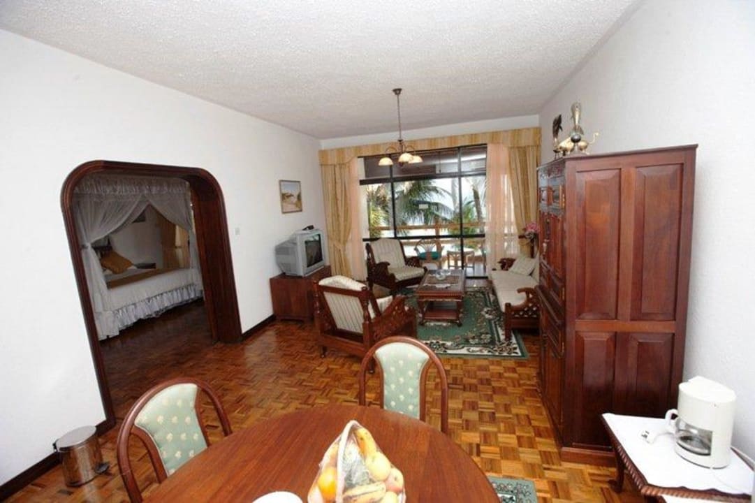 Suites Travellers Beach Hotel & Club