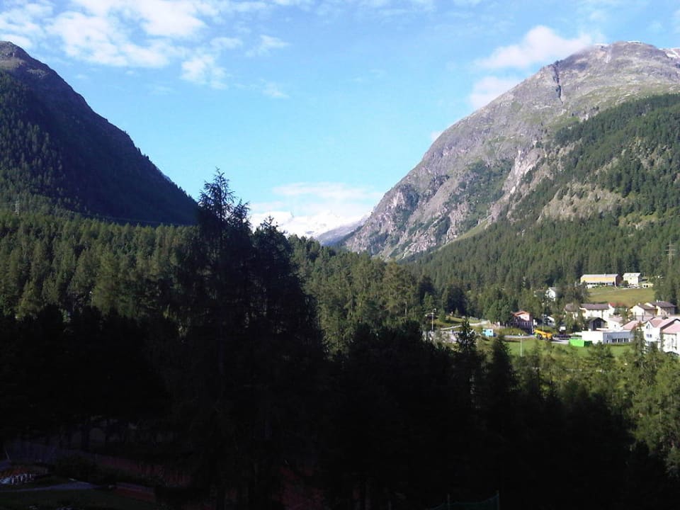 Verschneite Bergspitzen  Hotel Saratz